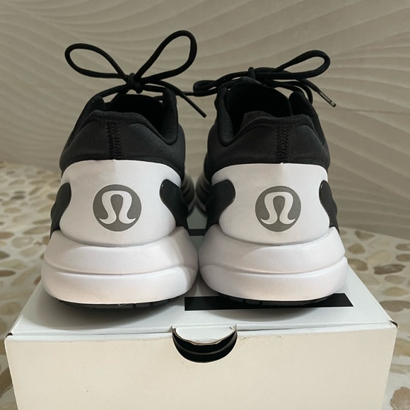 Lululemon Blissfeel Women's
Running Shoe in size 8.5 in black & white - Picture 2 of 9
